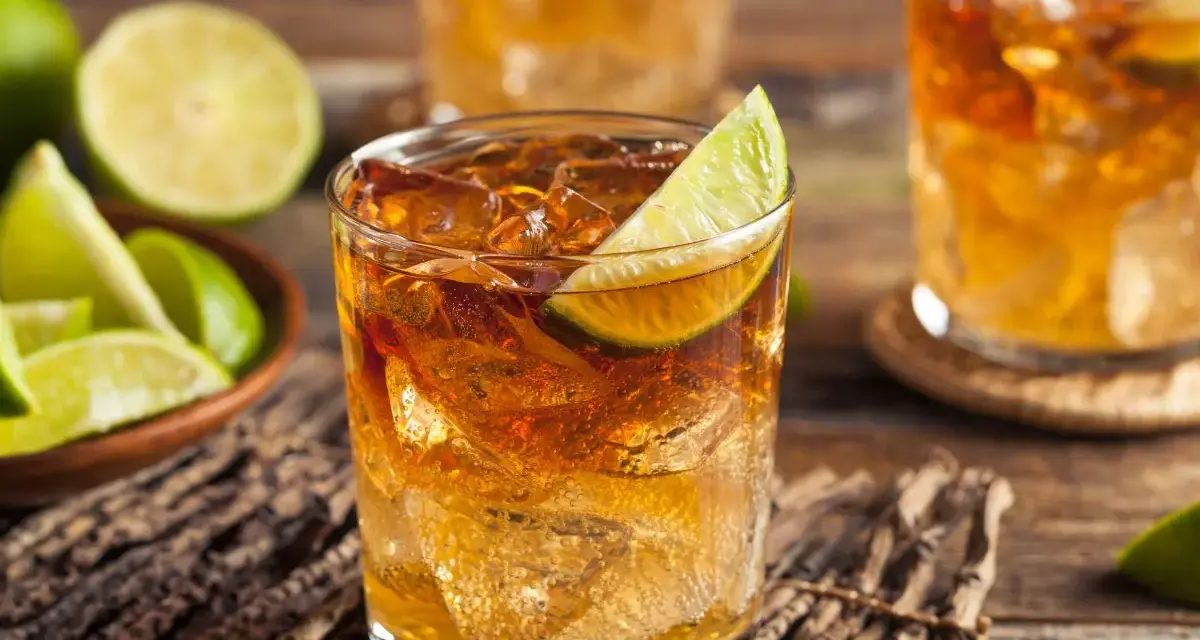 Orzeźwiający drink z rumem i limonką, podany z lodem. Idealny na upalne dni.