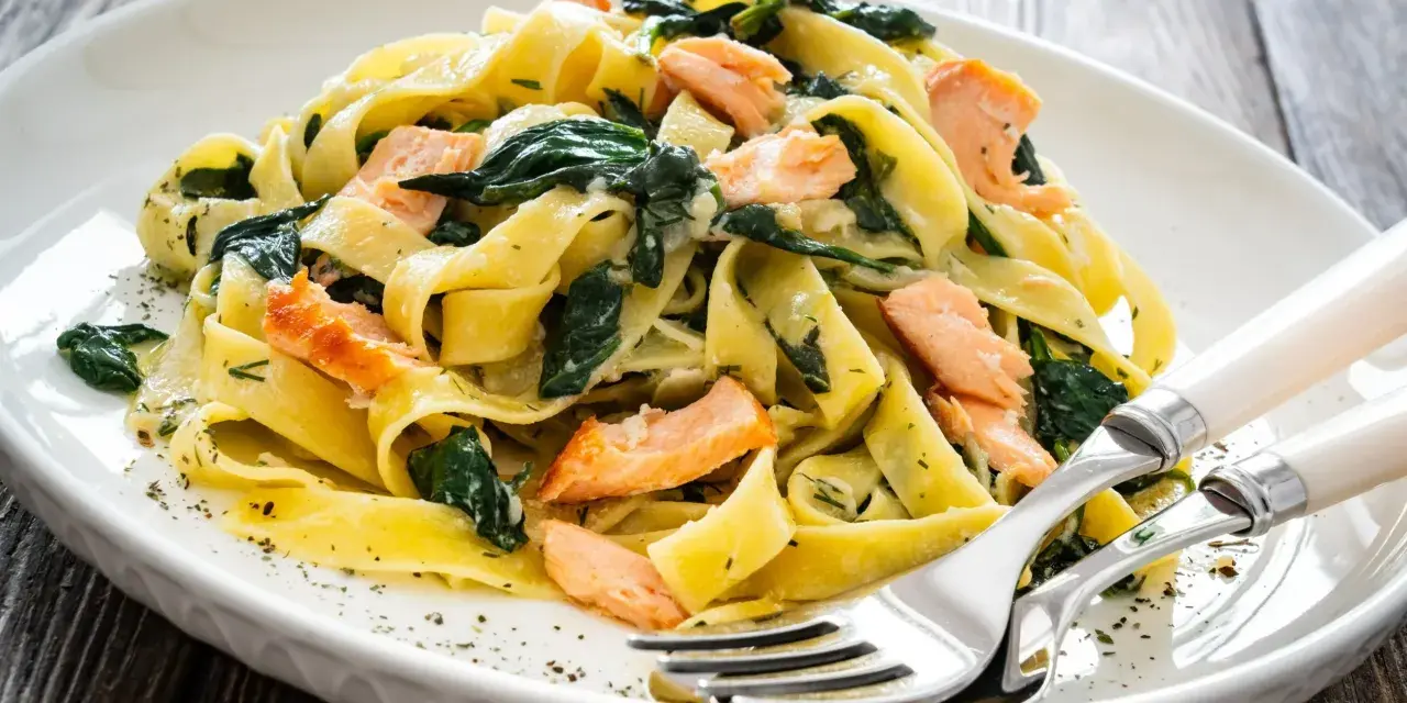 Makaron tagliatelle z łososiem i szpinakiem. Pyszny pomysł na obiad, który zadowoli każdego smakosza.
