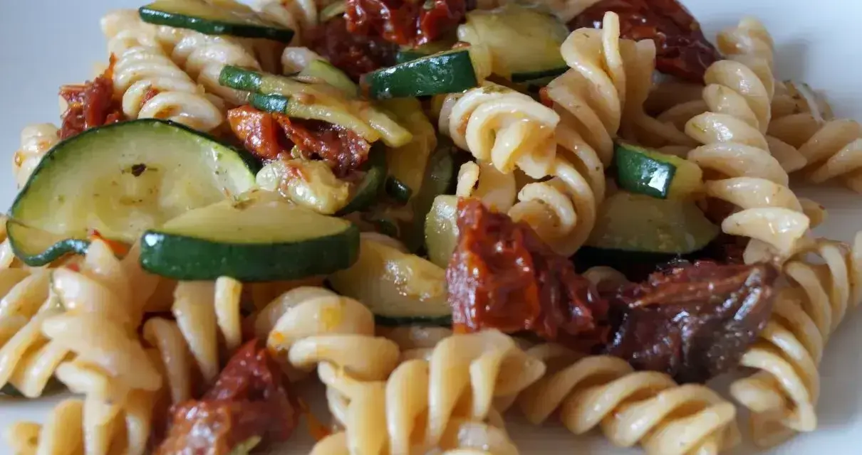 Fusilli z cukinią i suszonymi pomidorami, danie pełne smaku i kolorów.