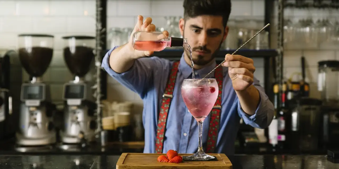Ile zarabia barman w Warszawie? Sprawdź, jak zwiększyć dochody