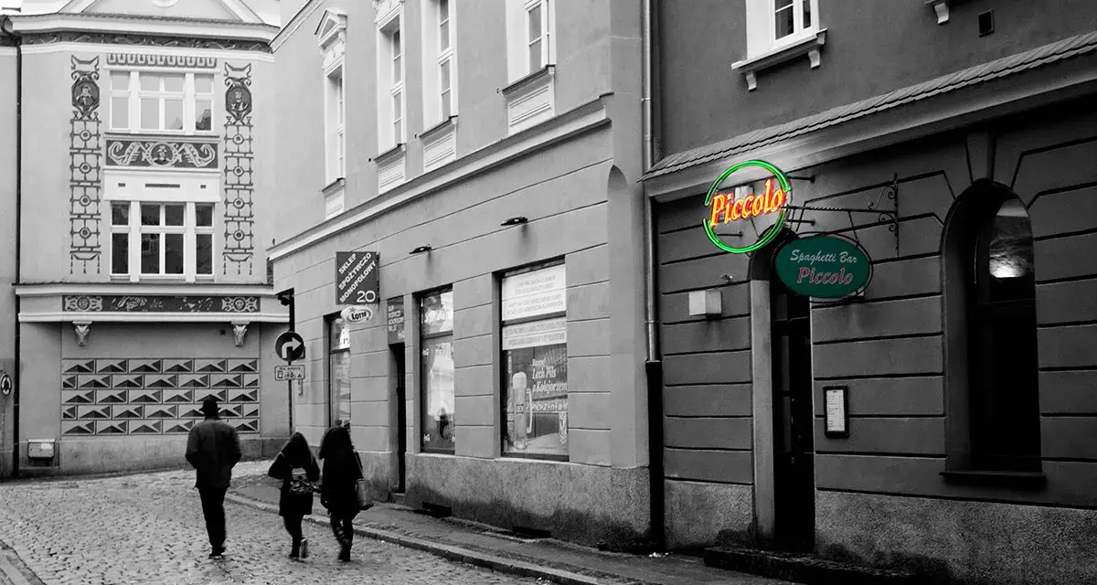 Spacerem po Poznaniu, w stronę neonu Spaghetti Bar Piccolo.