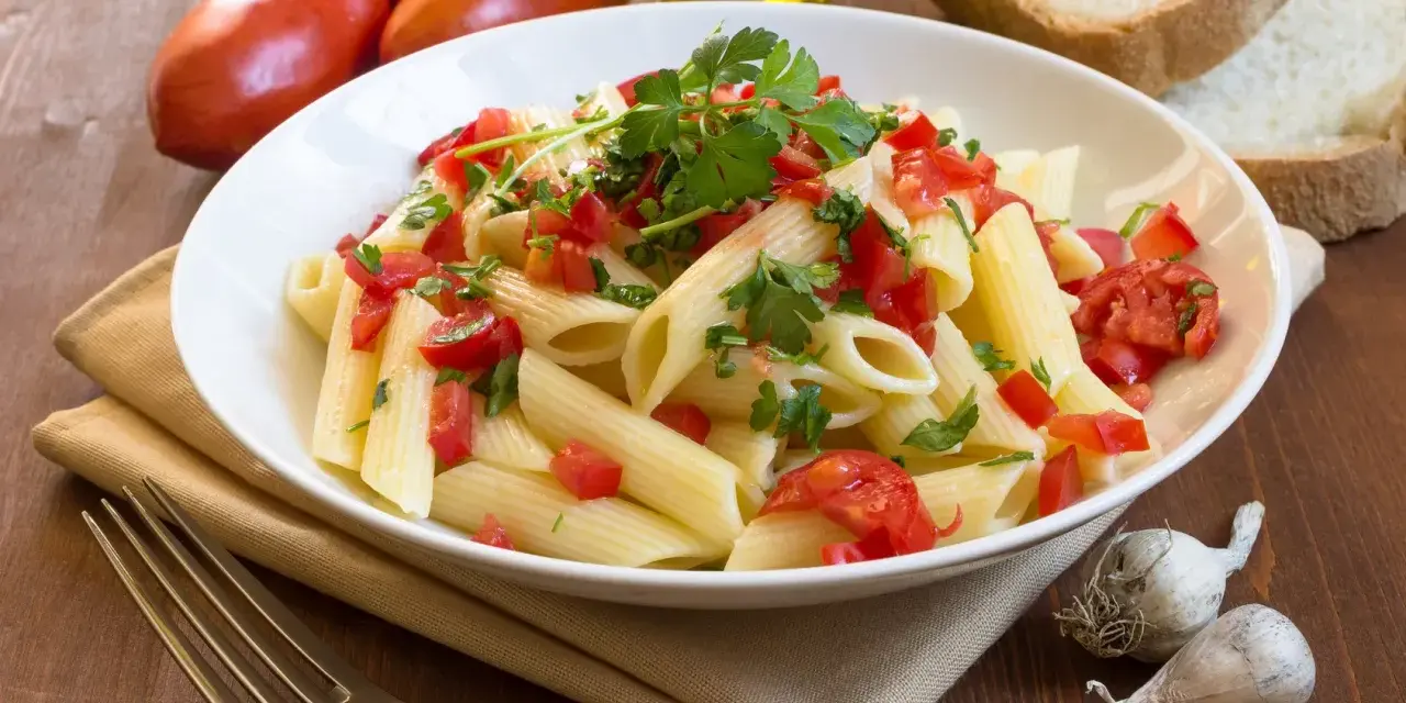 Penne z pomidorami i pietruszką. Jak przechowywać ugotowany makaron, by był świeży? Oto inspiracja na szybki posiłek.