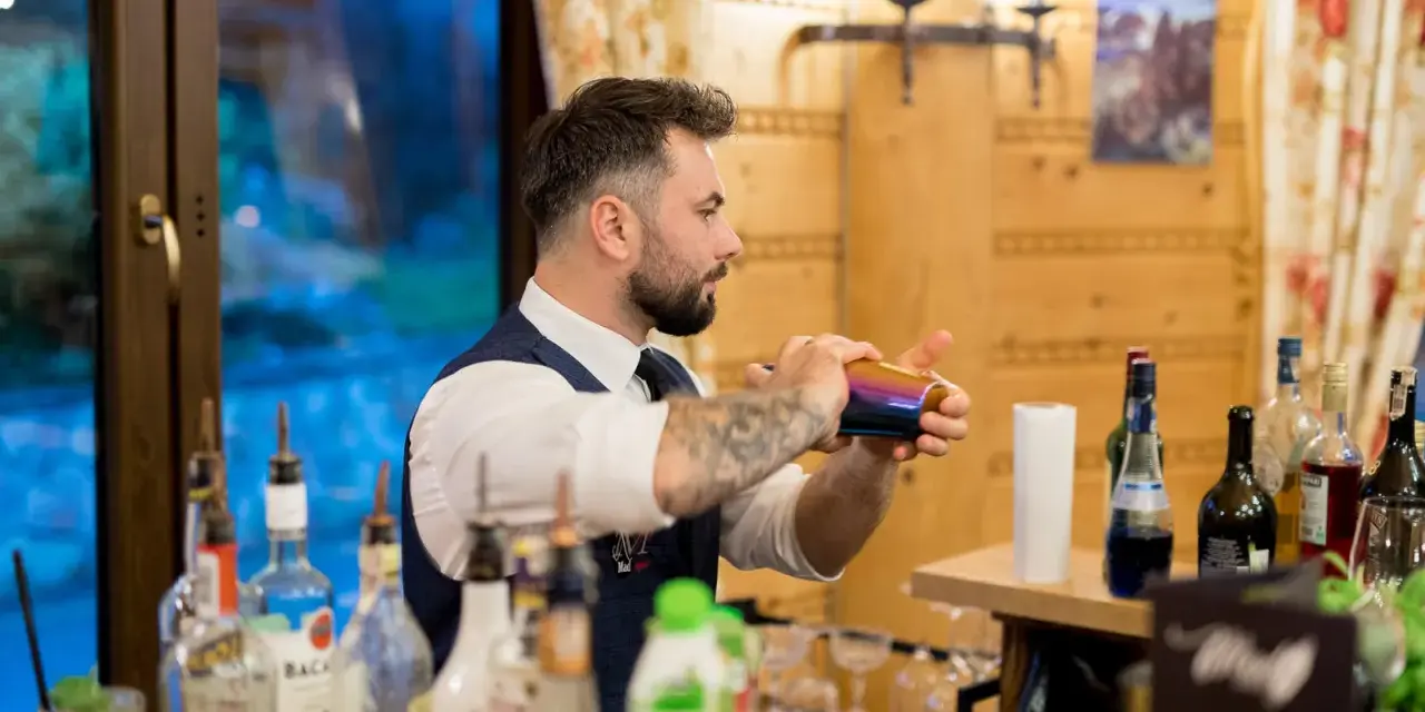 Barman przygotowuje drinki na wesele. Sprawdź nasz drink bar na wesele cennik i zamów najlepsze koktajle!