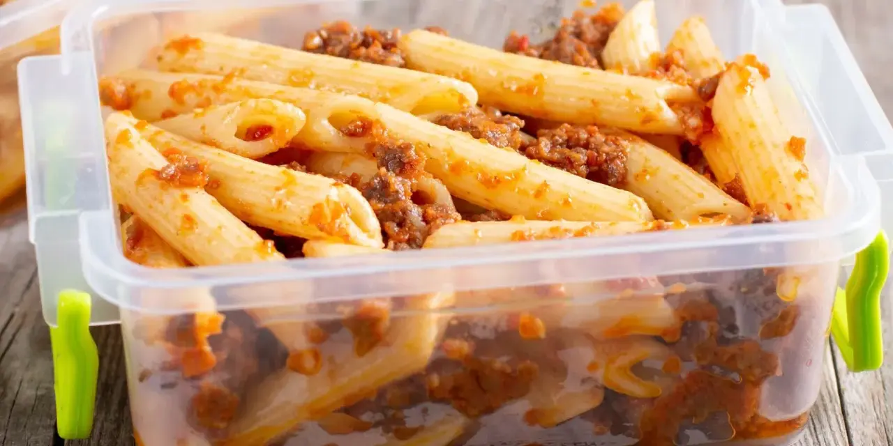 Penne z sosem bolońskim w pojemniku. Idealne rozwiązanie, jak przechować ugotowany makaron na później.