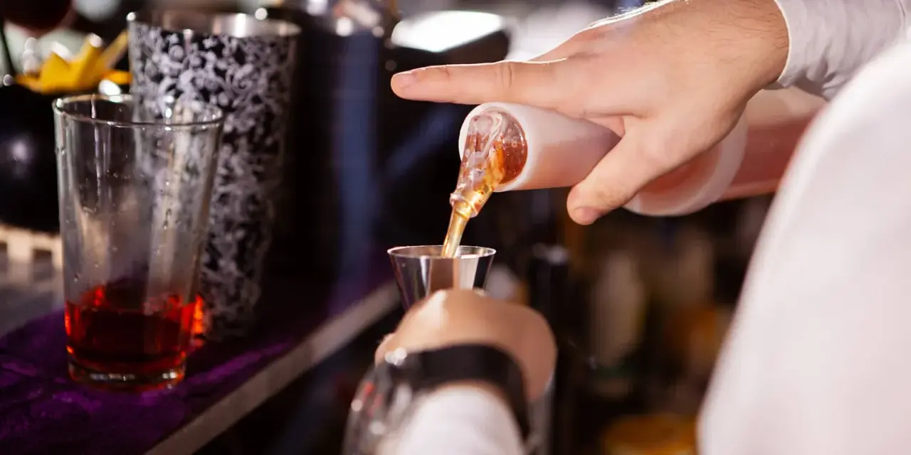 Barman w Toruniu precyzyjnie nalewa alkohol. Zastanawiasz się, ile zarabia barman w Toruniu?