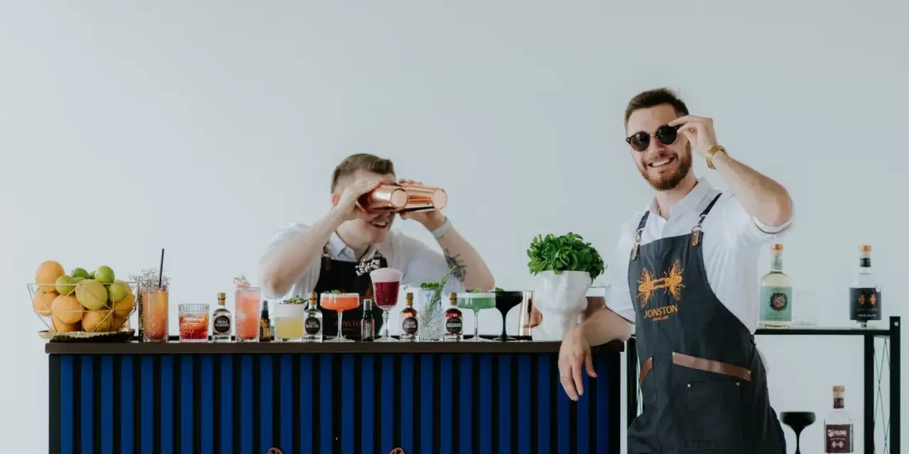 Dwóch barmanów przy weselnym barze z drinkami. Zastanawiasz się, o co pytać barmana na wesele?