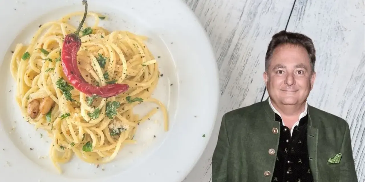 Spaghetti aglio olio z papryczką, jak u Makłowicza. Pyszne danie z czosnkiem i natką pietruszki.