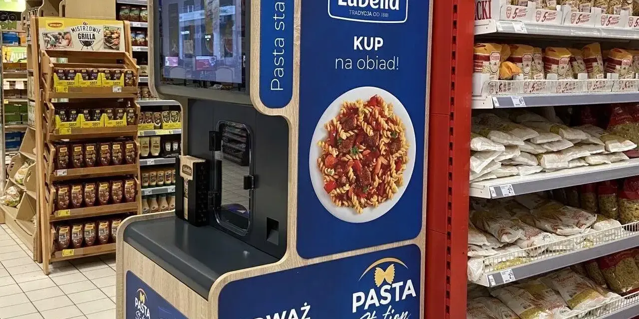 Stacja Pasta Station z makaronem Lubella zachęca do zakupu. Obok półki z markami własnymi marketów.