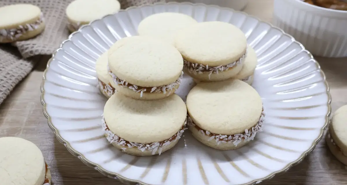 Pyszne domowe alfajores z kajmakiem i wiórkami kokosowymi. Idealne na deser, zgodnie z przepisem na alfajores.