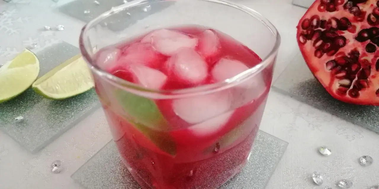 Orzeźwiający drink z sokiem z granatu, lodem i limonką. Idealny na letnie popołudnie.