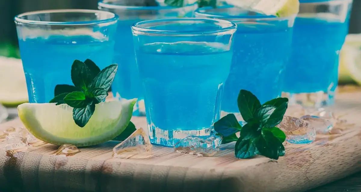 Orzeźwiający blue curacao drink z miętą i limonką, podany na lodzie. Idealny na letnie wieczory.