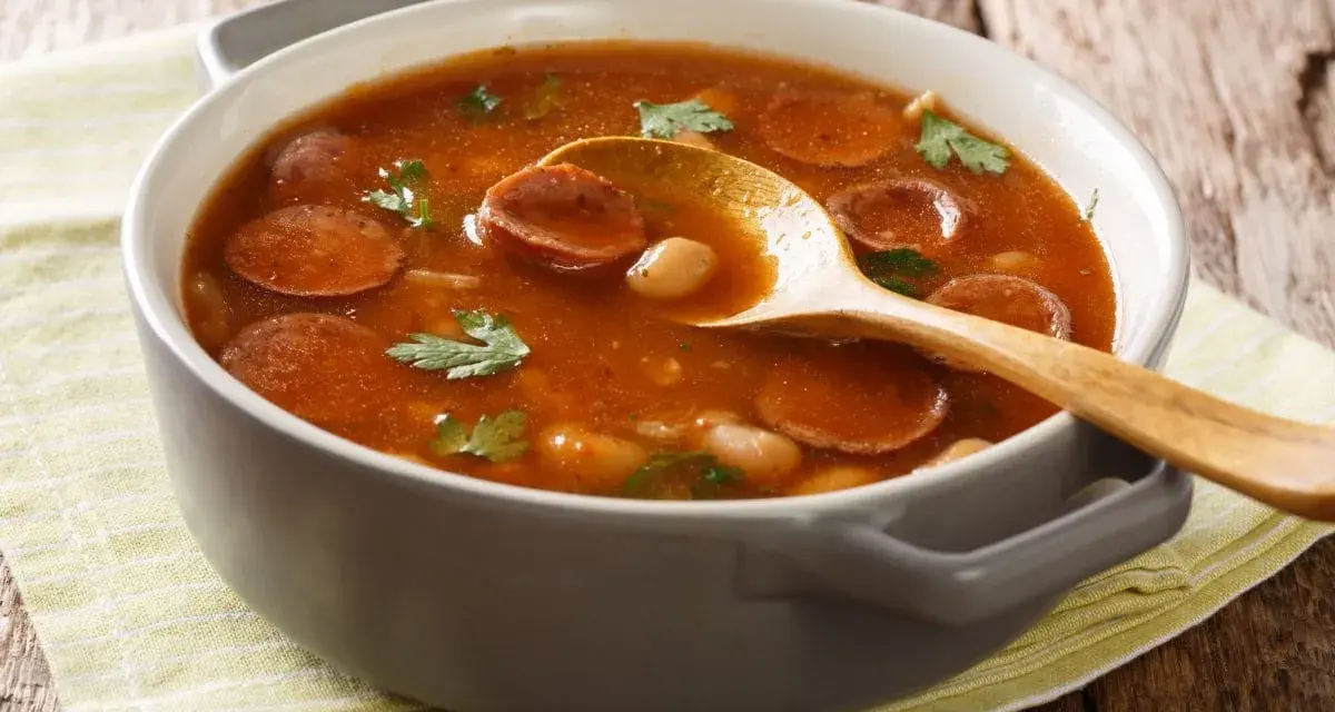 Gęsta zupa z fasolą, kiełbasą i natką pietruszki. Czy to fasolka po bretońsku, czy może chilli con carne?