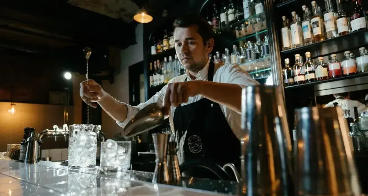 Barman w Anglii przygotowuje drinka. Zastanawiasz się, ile zarabia barman w Anglii?