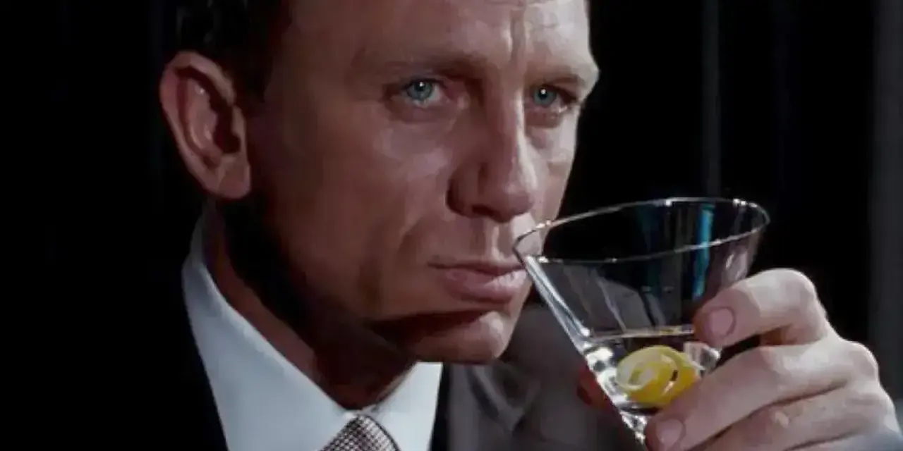 James Bond z niebieskimi oczami i drinkiem w dłoni. Czy martini wstrząśnięte czy zmieszane?