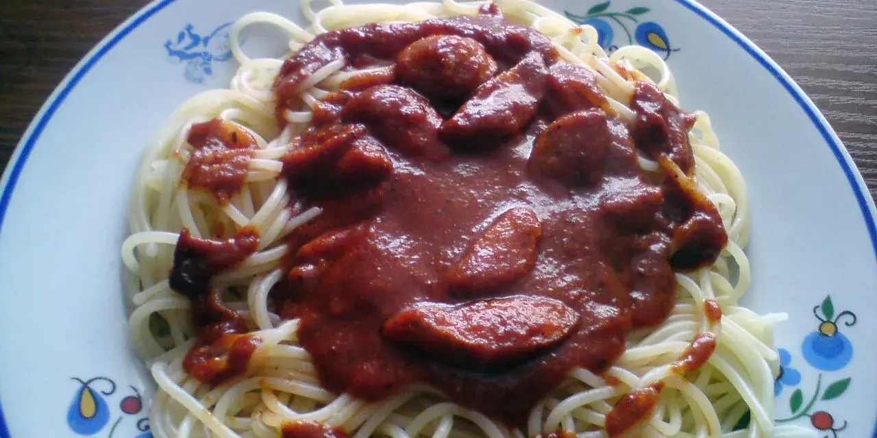 Spaghetti z sosem pomidorowym i kiełbasą, idealne na szybki obiad. Ten przepis na spaghetti po niemiecku jest prosty i pyszny.