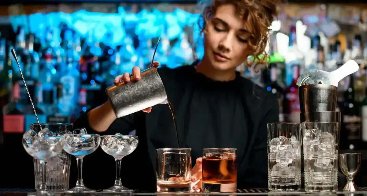 Barman w hotelu przygotowuje drinki. Zastanawiasz się, ile zarabia barman w hotelu?