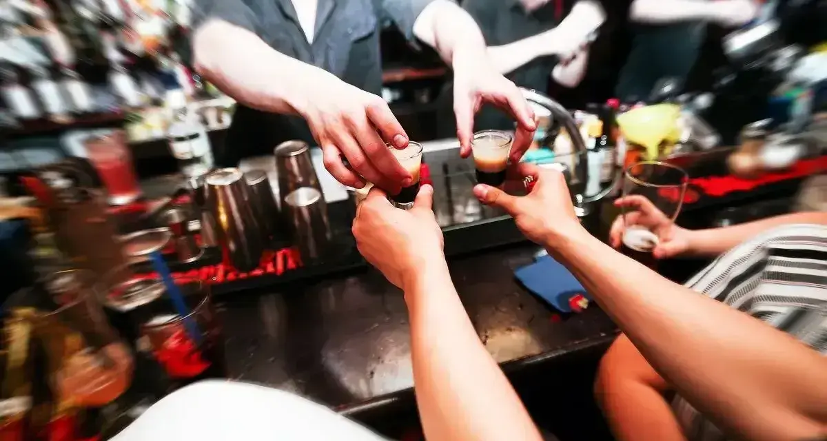 Barman podaje shoty, a pytanie "czy barman może pić w pracy?" nabiera nowego znaczenia.