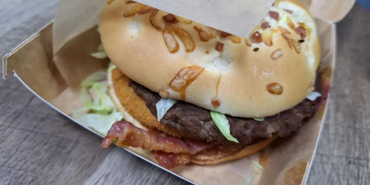 Burger domowy kontra cheeseburger z sieciówki. Ten domowy burger z bekonem i serem na bułce wygląda apetycznie.