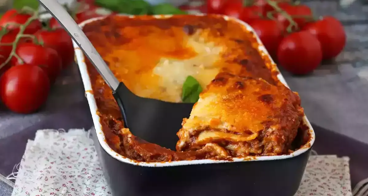 Pyszna lasagne z mięsem, pachnąca pomidorami i bazylią. Idealna alternatywa dla spaghetti bolognese.