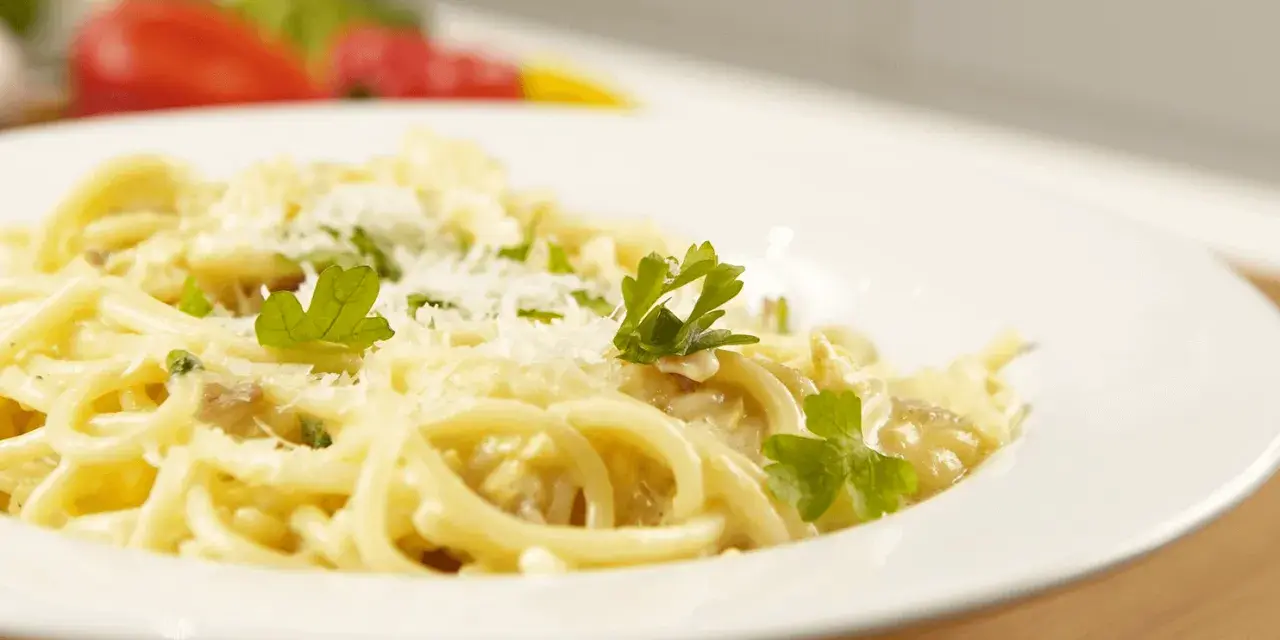 Pyszne spaghetti carbonara, posypane parmezanem i natką pietruszki. Idealne na obiad, znasz już jego spaghetti carbonara kcal?