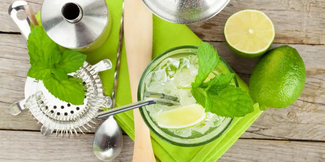 Przepis na drinki mojito: świeża mięta, limonka, lód i akcesoria barmańskie. Idealny na lato!