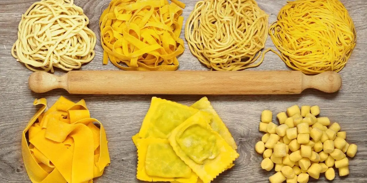 Różne rodzaje makaronów: od cienkich jak vermicelli czy capellini, przez tagliatelle, ravioli, po drobne gnocchi.