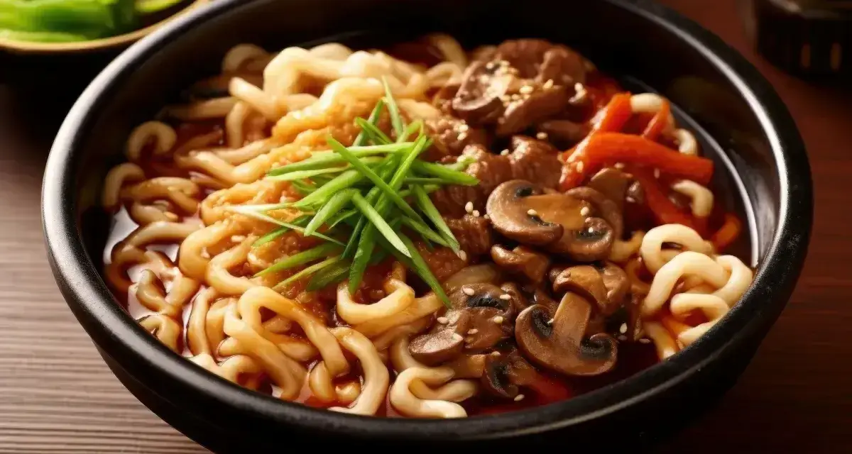 Miseczka z makaronem udon, grzybami, mięsem i szczypiorkiem. Czy to makaron udon mrożony czy suszony, smakuje wyśmienicie!