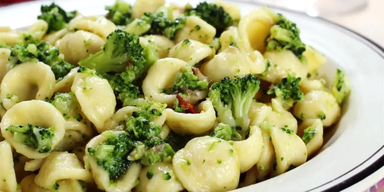 Pyszne danie z makaronem orecchiette i brokułami, idealne na szybki obiad.