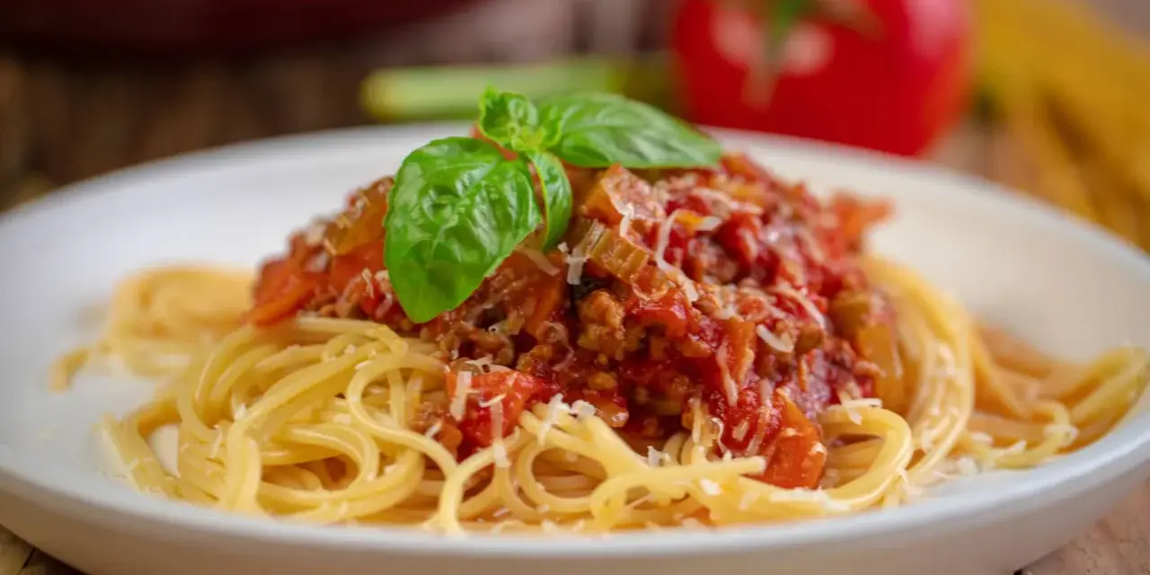 Pyszne spaghetti z mięsem mielonym, pomidorami i bazylią. Idealne na obiad, gdy chcesz wiedzieć, jak zrobić spaghetti z mięsem mielonym.