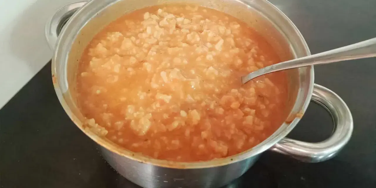 Gęsta zupa pomidorowa z ryżem w garnku, gotowa do podania. Idealny przepis na szybki obiad.