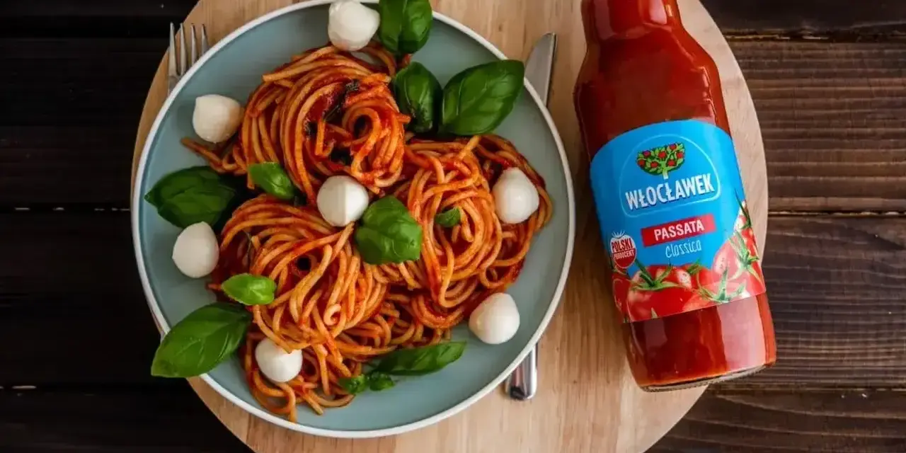 Spaghetti z kulkami mozzarelli i bazylią, polane sosem pomidorowym z butelki passaty pomidorowej Włocławek.
