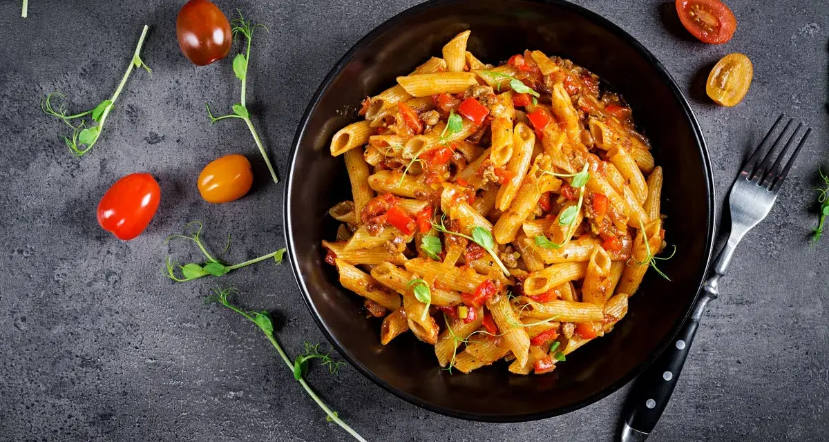 Penne z mielonym mięsem i papryką – idealne danie, z czym zrobić makaron na szybko.