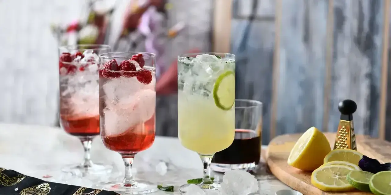 Drink z bazylią i limonką kontra drink z malinami. Orzeźwiające propozycje na lato.