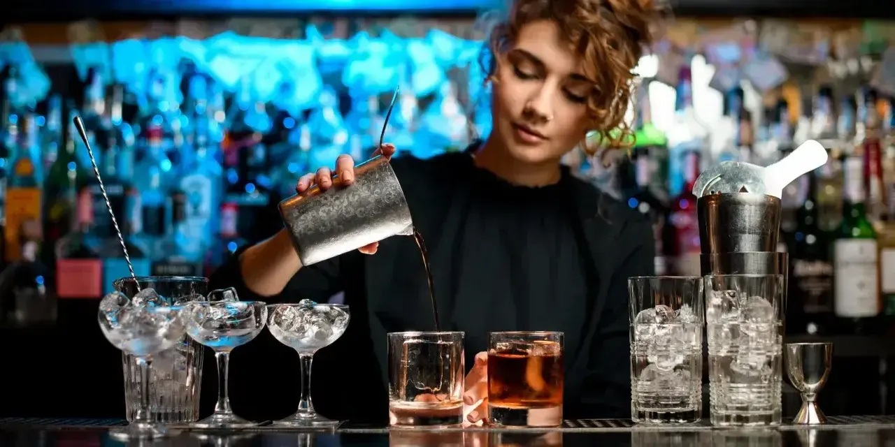 Barman w Kanadzie przygotowuje drinki. Zastanawiasz się, ile zarabia barman w Kanadzie?
