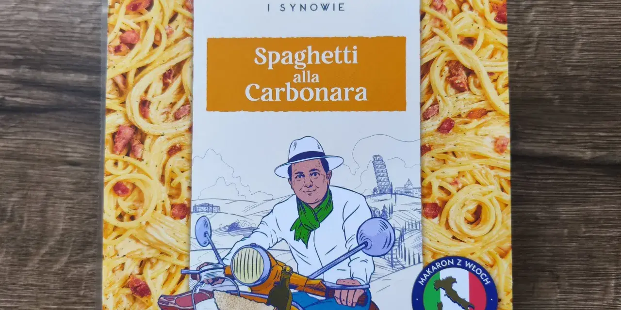 Gotowe spaghetti carbonara Makłowicz i Synowie. Na opakowaniu stylizowana postać na skuterze z koszykiem pełnym włoskich produktów.