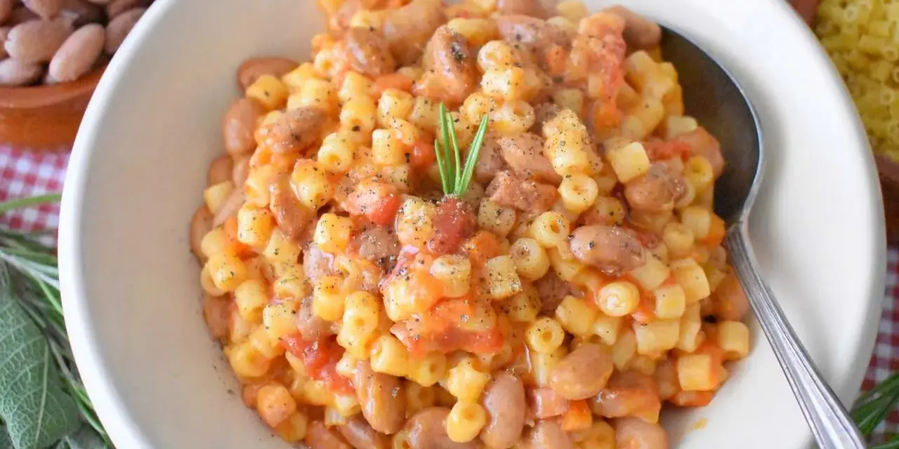 Pyszne danie Pasta e Fagioli przepis. Makaron z fasolą i pomidorami, doprawione pieprzem i gałązką rozmarynu.