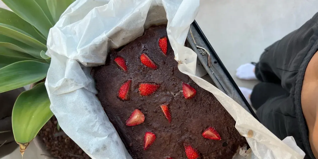 Brownie z fasoli czy klasyczne brownie maślane? To pyszne, czekoladowe ciasto z kawałkami truskawek, świeżo wyjęte z piekarnika.
