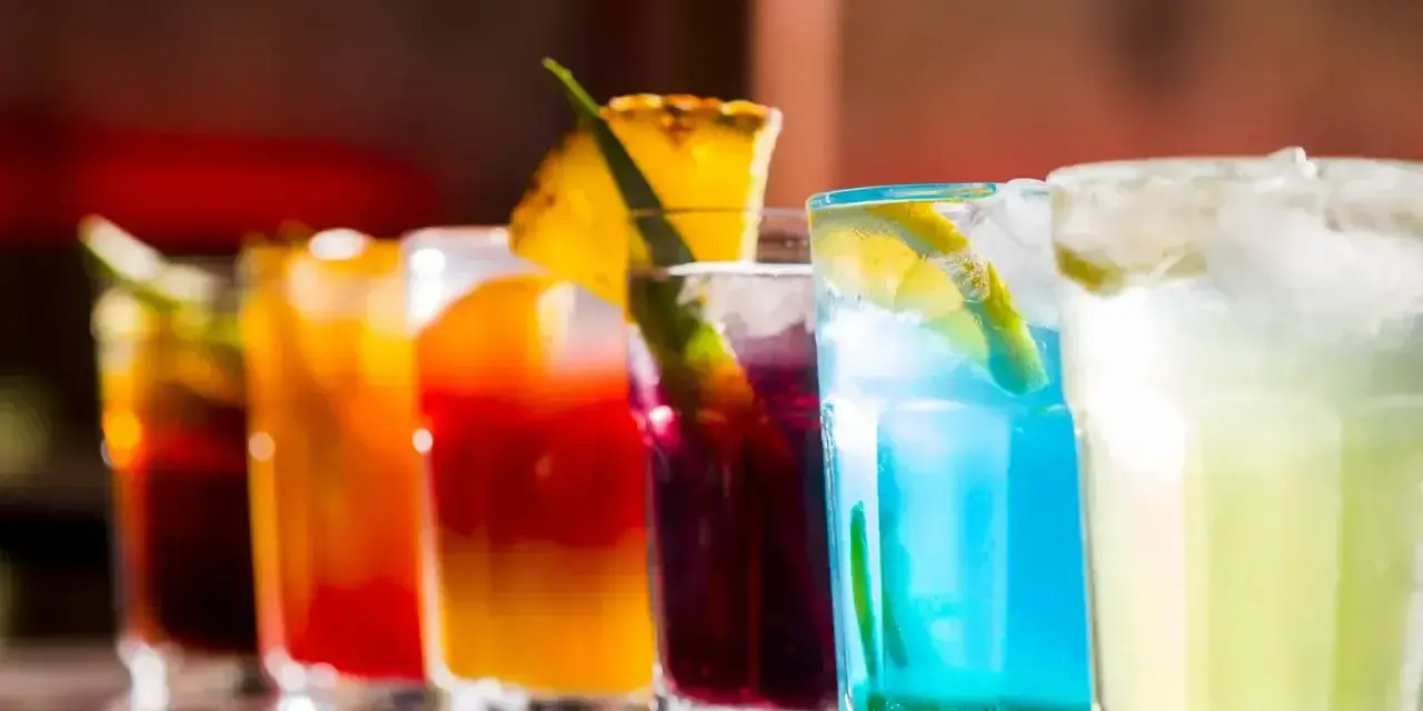 Kolorowe drinki na barze, idealne inspiracje, jak zrobić drinka. Od czerwonego, przez niebieski, po zielony.