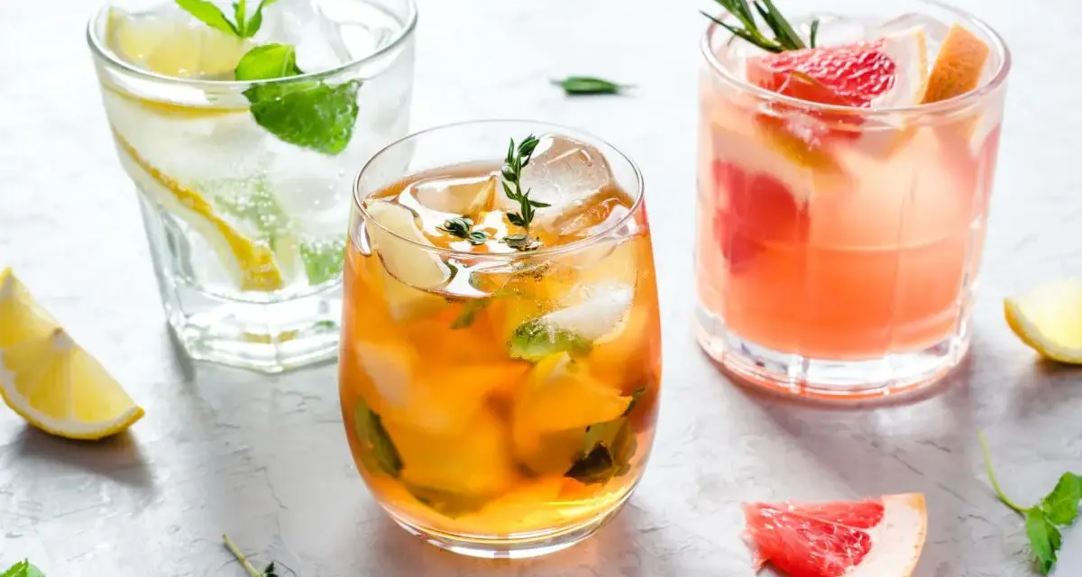 Orzeźwiające drinki z cytrusami i ziołami. Idealne soki do drinków na lato: grejpfrutowy, cytrynowy i herbaciany.