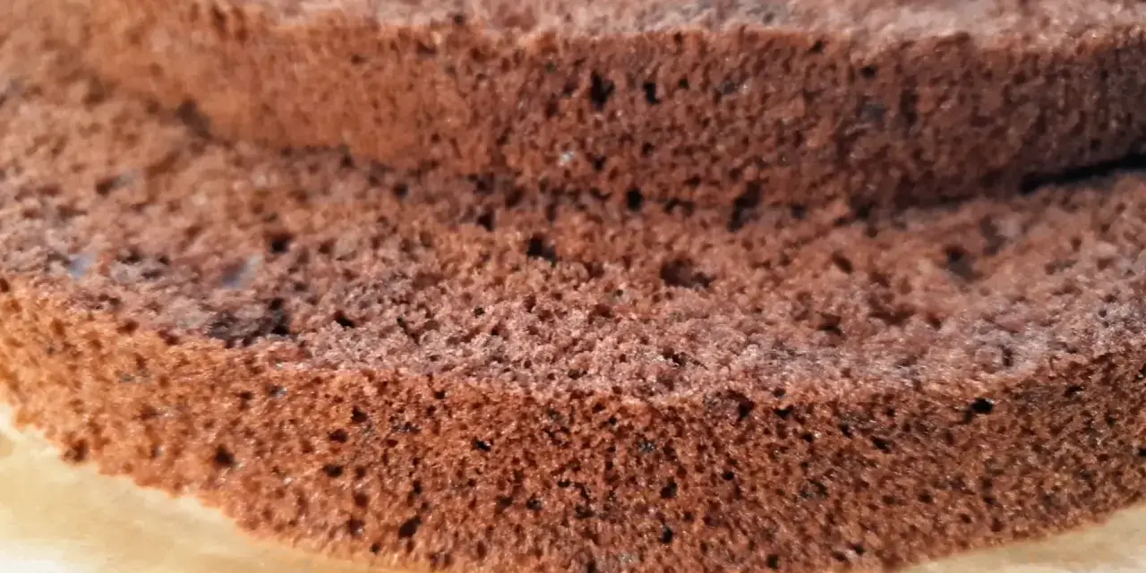 Warstwy puszystego biszkoptu czekoladowego, który zawsze się udaje. Idealny do tortów i deserów.