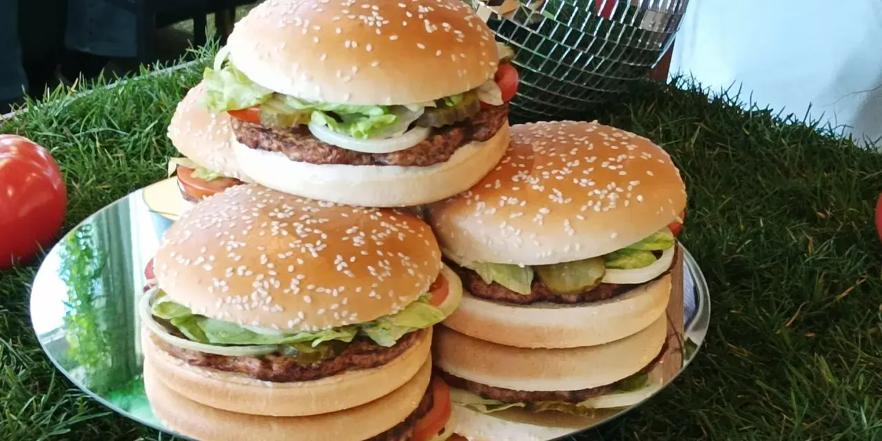 Stos burgerów z Burger Kinga kontra restauracyjne. Który obiad wybierzesz?