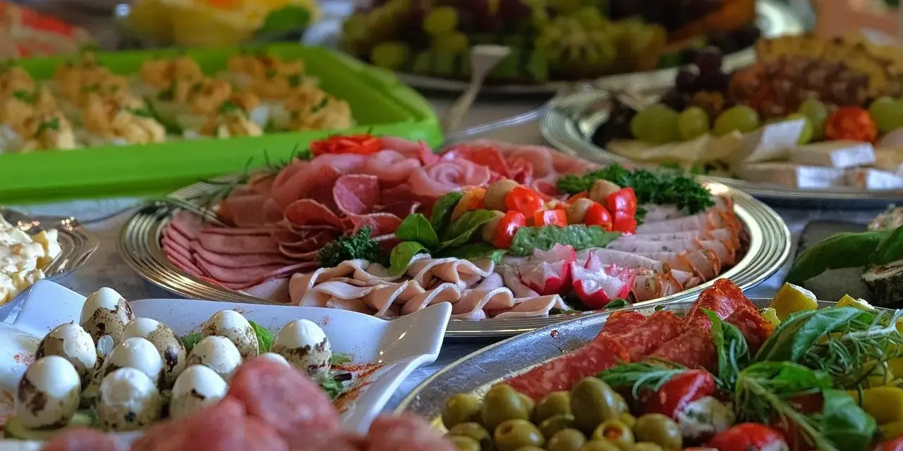 Pyszne wędliny, jajka przepiórcze, oliwki i warzywa – idealne co na przystawkę przed obiadem.