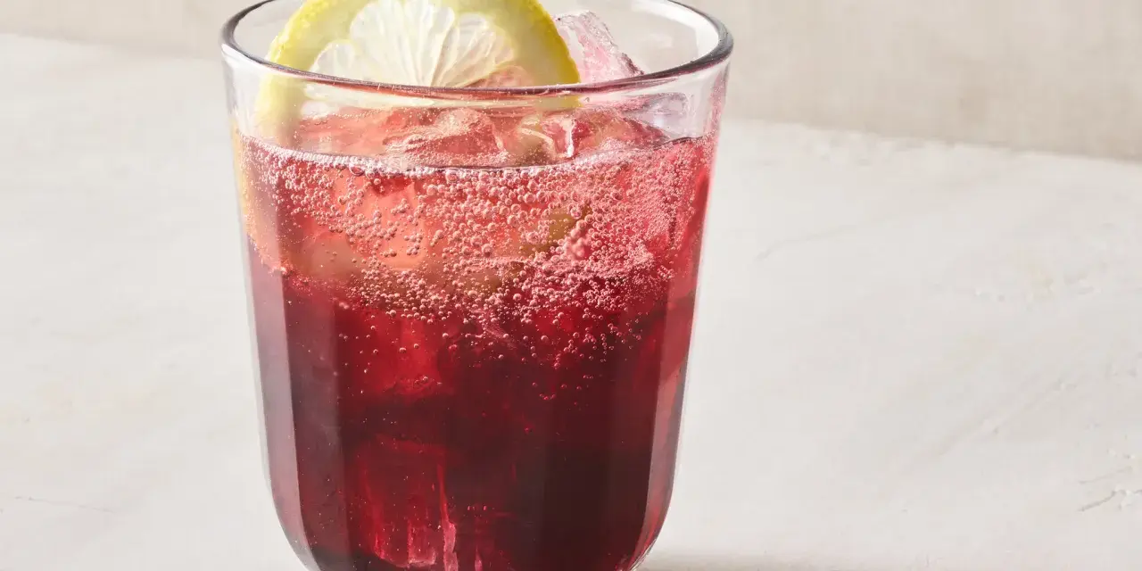 Orzeźwiający Tinto de Verano z cytryną i lodem, idealny na upalne dni.