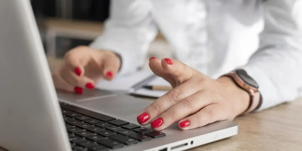 Państwowa monopolizacja w polskich serwisach online: jak ona działa