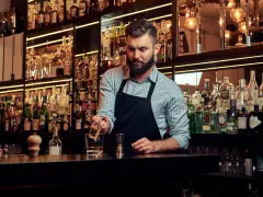 Ile zarabia barman w restauracji? Prawdziwe liczby i napiwki!