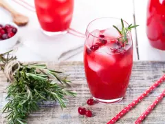 Drinki z wódką żurawinową: Proste przepisy i sekrety barmana