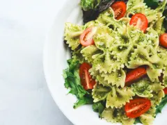 Pyszny makaron farfalle w sosie pesto z pomidorkami koktajlowymi. Czy to makaron proteinowy a zwykły? Wygląda apetycznie!