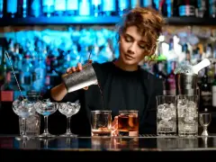 Barman w Kanadzie przygotowuje drinki. Zastanawiasz się, ile zarabia barman w Kanadzie?