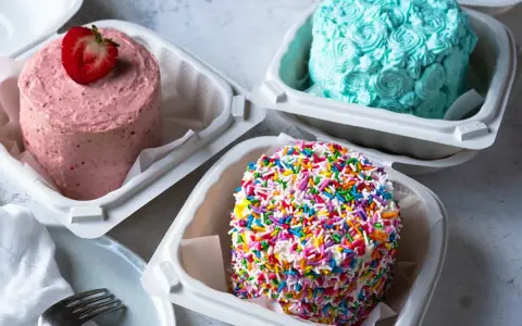 Bento Cake przepis: różowy z truskawką, kolorowy z posypką i turkusowy z dekoracją z kremu. Idealne na małe świętowanie.