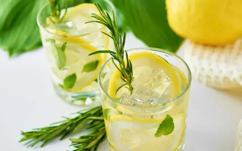 Orzeźwiający drink z cytryną, lodem i rozmarynem. Idealny na upalne dni.